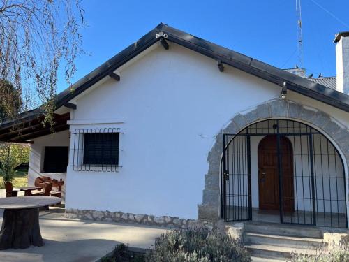 Hogar Lejano Cabañas y Río