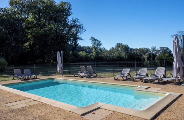 Holiday Home 'Le Petit Pech' with Shared Pool, Private Terrace and Wi-Fi