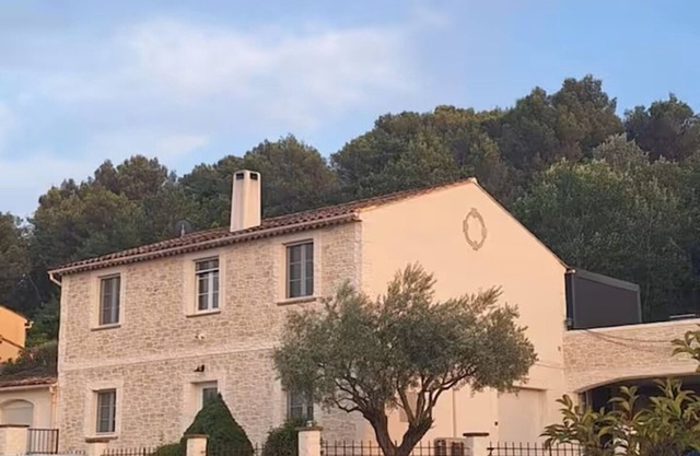 Holiday house with outdoor pool heated in season up to 6 people.