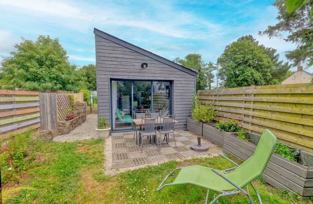 Holiday Home 'Le Petit Nid' with Private Terrace, Wi-Fi and Air Conditioning