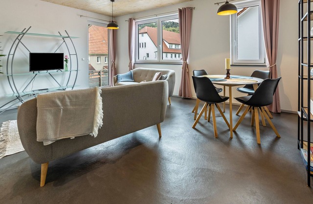Holiday Apartment "Apfelkiste" with Balcony & Wi-Fi