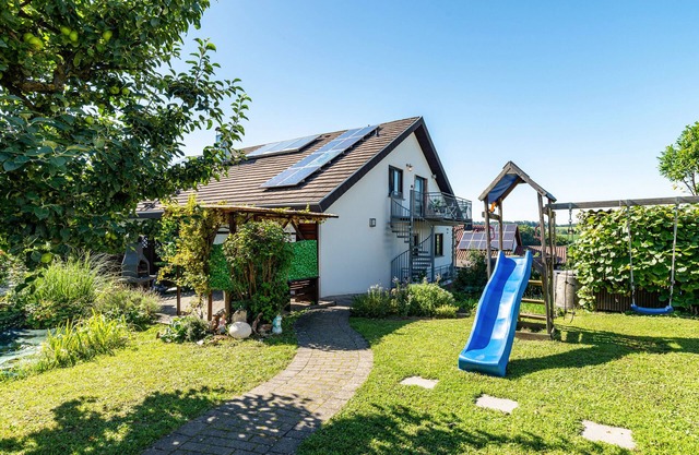 Holiday Apartment "Hügelblick Oase" with Shared Garden, Balcony & Wi-Fi