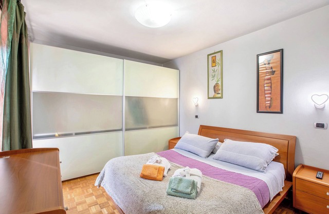 Holiday Apartment "La Maison Des Jumeaux" with Private Terrace, Shared Garden & Wi-Fi