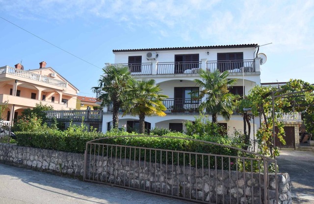 Holiday apartment with air conditioning, Internet and sea view
