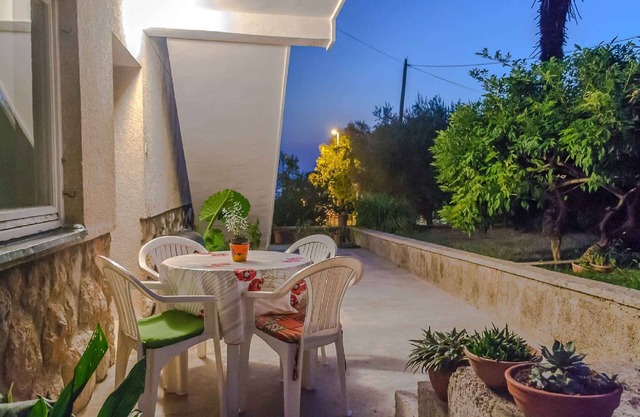 Holiday apartment with terrace and barbecue