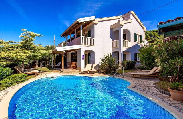 Holiday apartment with pool*