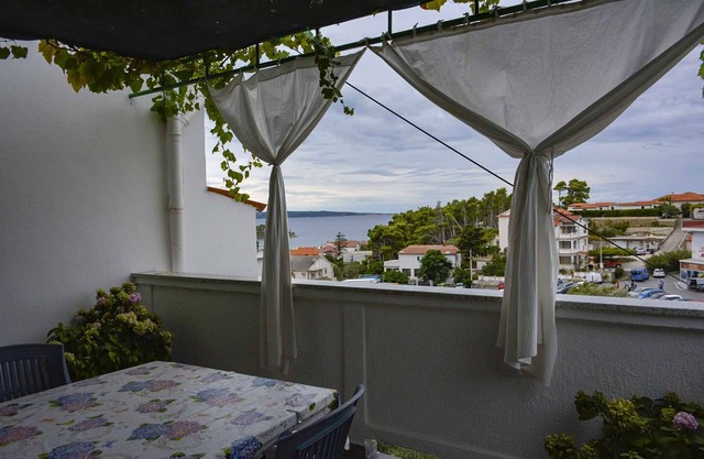 Holiday apartment with terrace near the sea