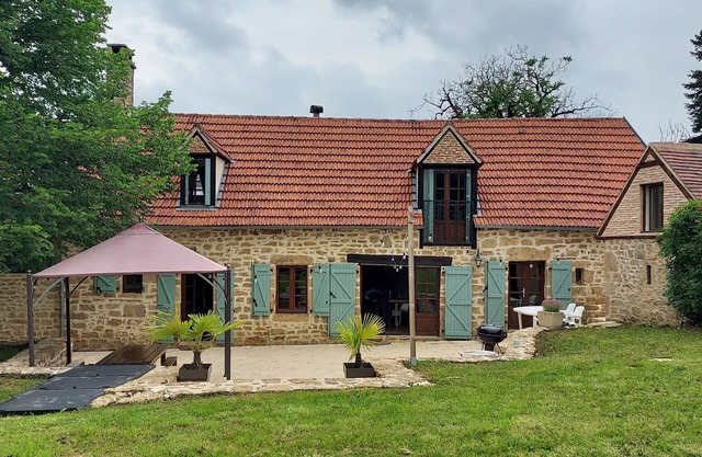 Holiday cottage on wooded grounds with swimming pool