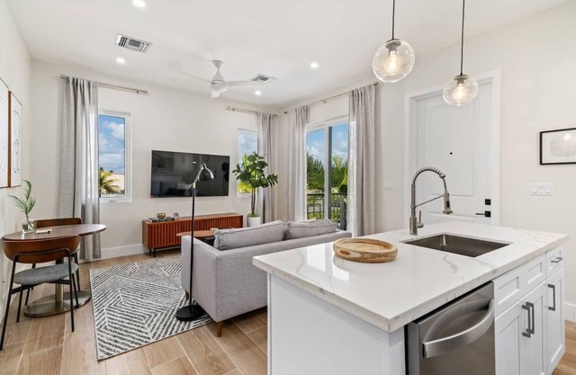 HOLIDAY FLASH SALE 30%OFF! Luxury 1 Bedroom Condo In The Heart Of Cable Beach!