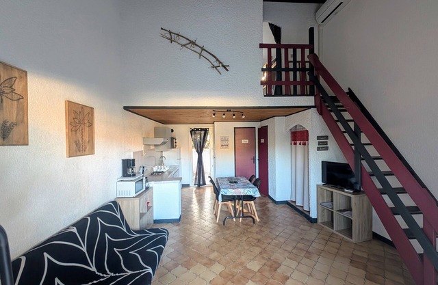 Holiday Home 'La Capelle 4 Personnes 875' with Shared Pool, Wi-Fi and Air Conditioning