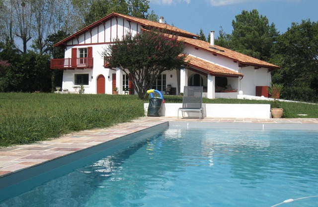 Holiday Home 'Grande Maison Piscine 6 Chambres' with Mountain View, Pool and Wi-Fi