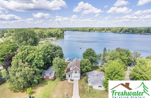 Holiday Haus:Autumn Beauty and Tranquil Lake Views at Your Doorstep