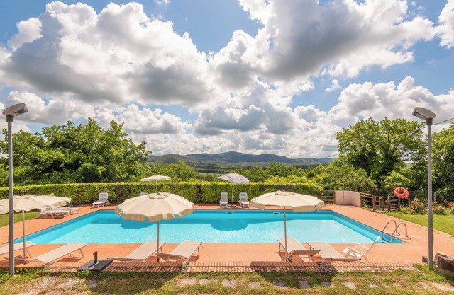 Holiday Home 'Rustico Con Jacuzzi In Toscana' with Shared Pool, Wi-Fi and Air Conditioning