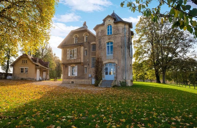 Holiday home adjoining a château