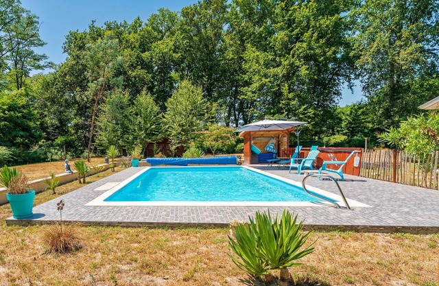 Holiday Home 'Au Milieu D'un Airial' with Shared Pool, Private Terrace and Wi-Fi