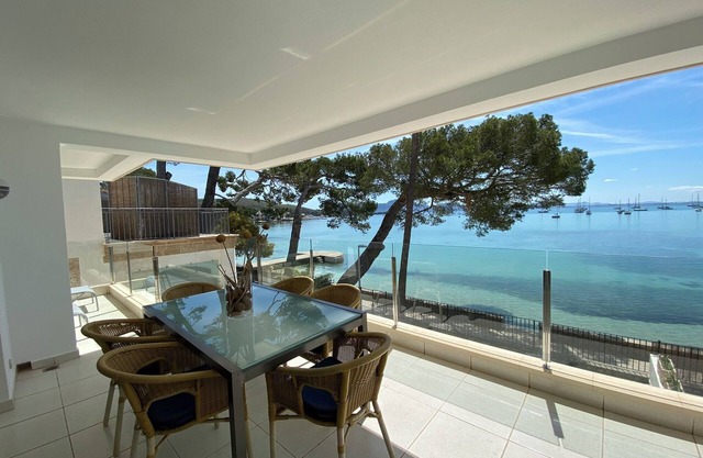 Holiday Home Catalina 2A Tres Dormitorios with Sea View, Wi-Fi & Terrace