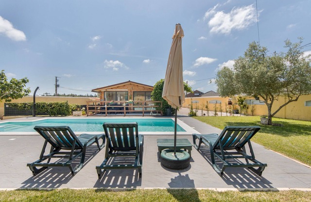 Holiday Home 'Casinha Saragoça E Vergueiro' with Shared Pool, Wi-Fi and Air Conditioning