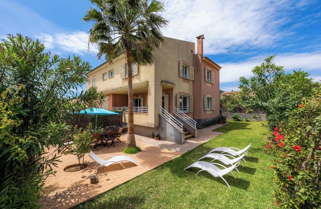 Holiday Home Casa Luz close to the Beach with Wi-Fi & Garden