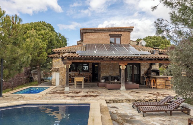 Holiday Home 'El Berrueco' with Mountain View, Private Pool and Wi-Fi