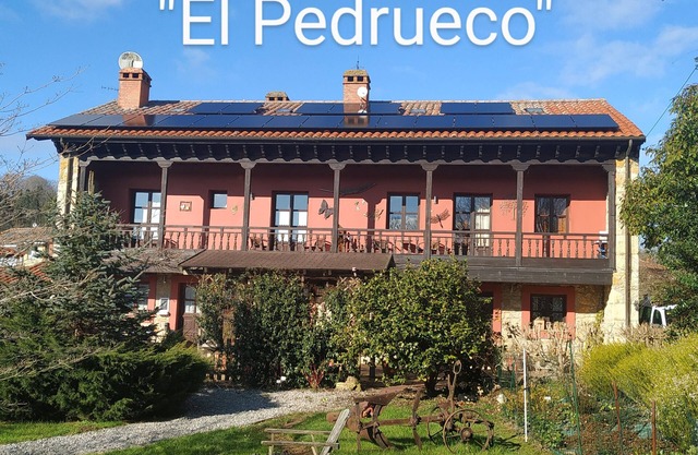 Holiday Home 'El Pedrueco Turismo Rural' with Mountain View, Shared Pool and Wi-Fi
