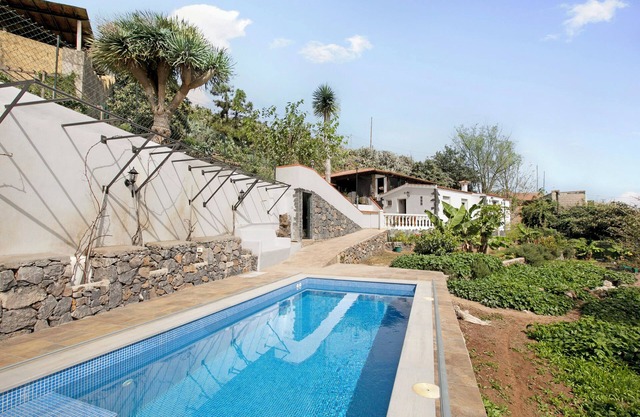Holiday Home "El Sarmiento" with Mountain View, Pool & Wi-Fi