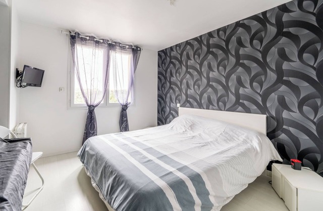 Holiday Home 'L'ancrage - 5 Minutes De La Mer' with Private Terrace, Private Garden and Wi-Fi