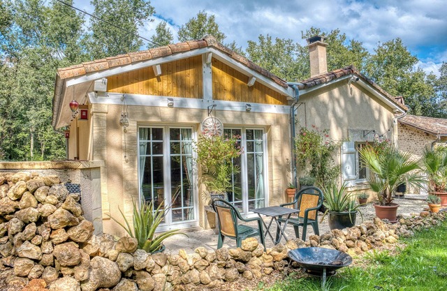 Holiday Home 'Gîte La Forêt Des Trois Hiboux' with Shared Terrace, Shared Garden and Wi-Fi