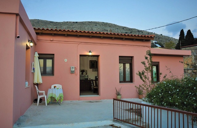 Holiday Home 'House For Rent In Apostolous' with Mountain View, Private Garden and Wi-Fi