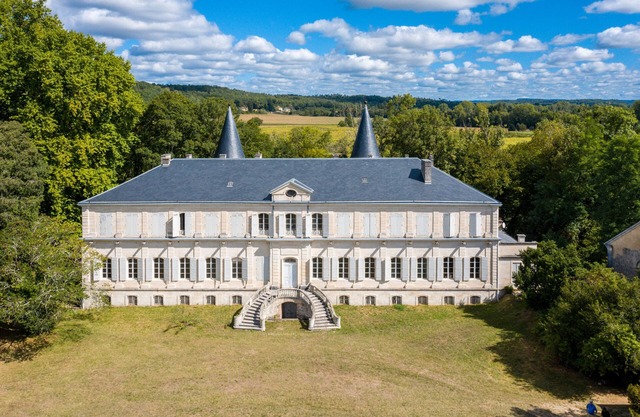 Holiday Home 'L'Aile Est' with Shared Pool, Private Terrace and Wi-Fi
