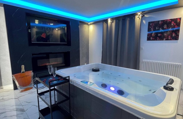 Holiday Home 'La Casa De Lové Suite Jacuzzi' with Private Garden and Wi-Fi