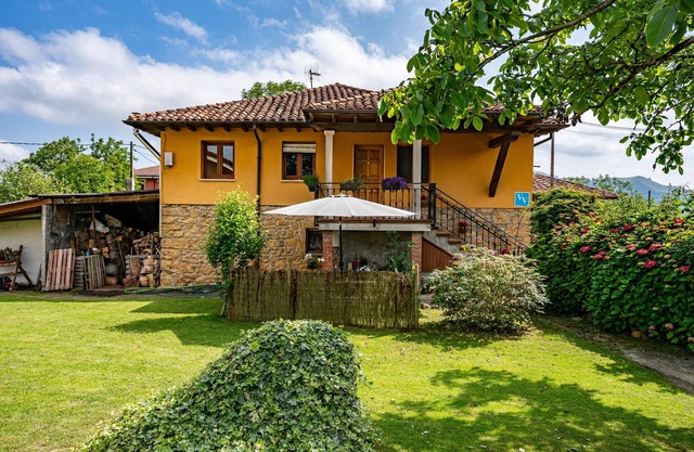 Holiday Home 'La Casa De Los Güelos' with Mountain View, Shared Pool and Wi-Fi