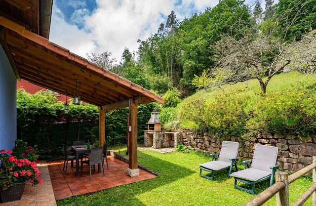 Holiday Home 'La Pumarada' with Private Garden and Wi-Fi