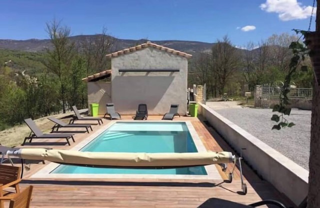 Holiday Home 'Le Cigalou - Drôme Provencale' with Mountain View, Shared Pool and Wi-Fi