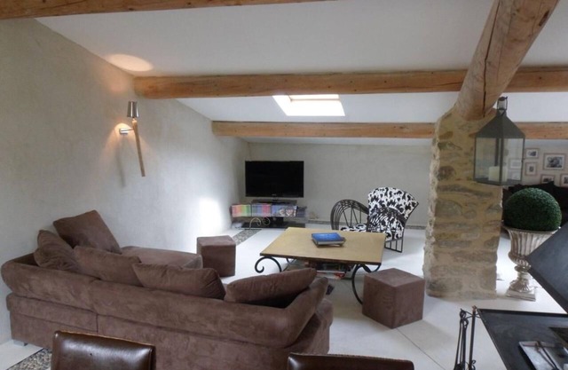 Holiday Home 'Luxueuse Bergerie Pied Du Ventoux' with Mountain View, Shared Terrace and Wi-Fi