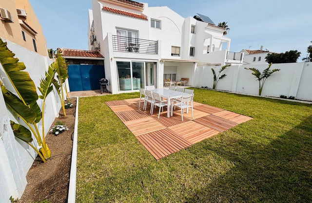 Holiday Home 'Luxurious and Modern Family Home' with Private Terrace, Wi-Fi and Air Conditioning