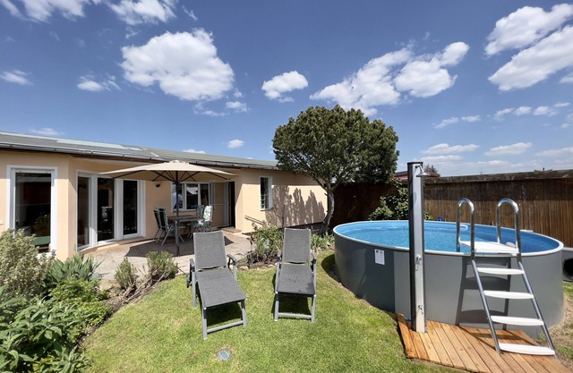 Holiday home on Lake Niegripper with pool