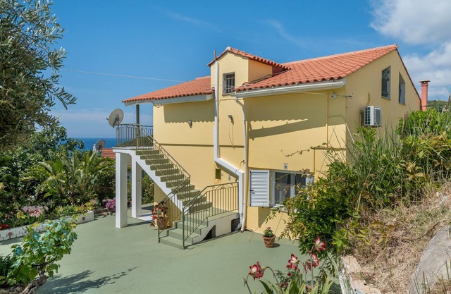 Holiday Home 'Palati' with Sea View, Wi-Fi and Air Conditioning