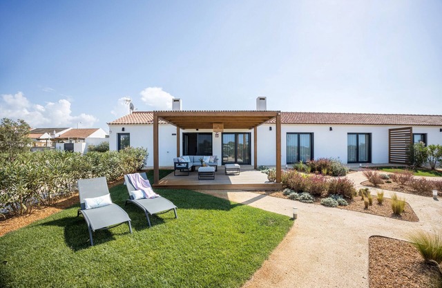 Holiday Home Planalto Vicentino - Casa Lavanda with Sea View, Terrace & Wi-Fi