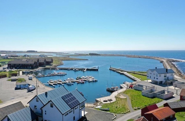 Holiday home "Strandheim", top property with sea view, sunny location in front of Borhaug harbor, southern Norway, 7 adults, great facilities, completely renovated and rebuilt in 2020, kitchen and open living area, WLAN, 4 bedrooms, 2 shower-bathr.
