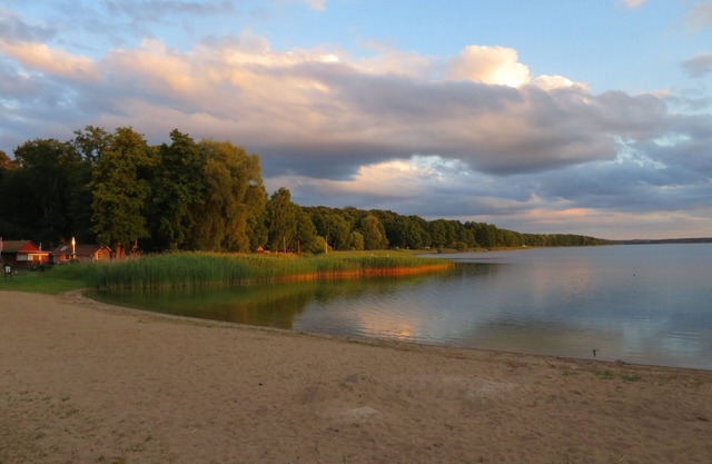 Holiday Home 'Strandhaus Am Oberuckersee' with Lake View, Private Terrace and Wi-Fi