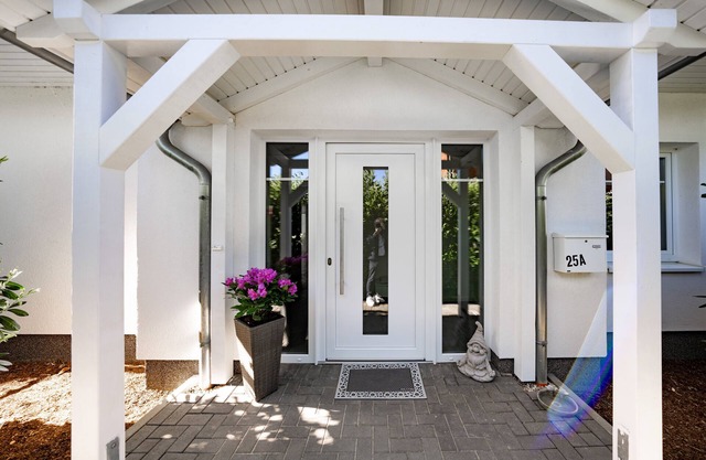 Holiday Home 'Weißes Haus, Vollausstattung' with Private Terrace, Private Garden and Wi-Fi