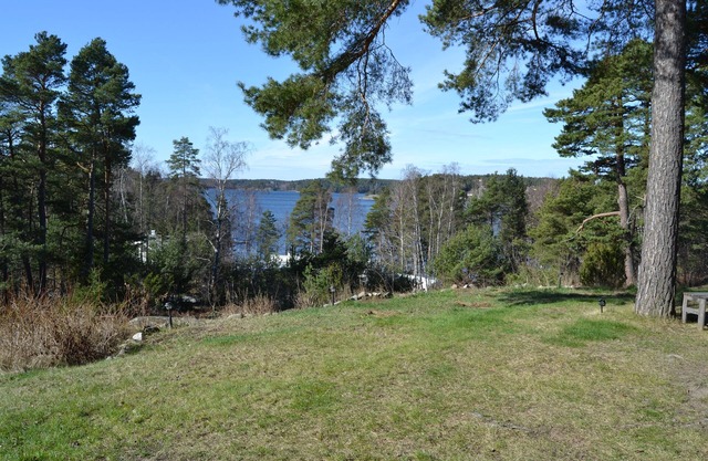 Holiday home with lake view, central location Värmdö. Rowing boat