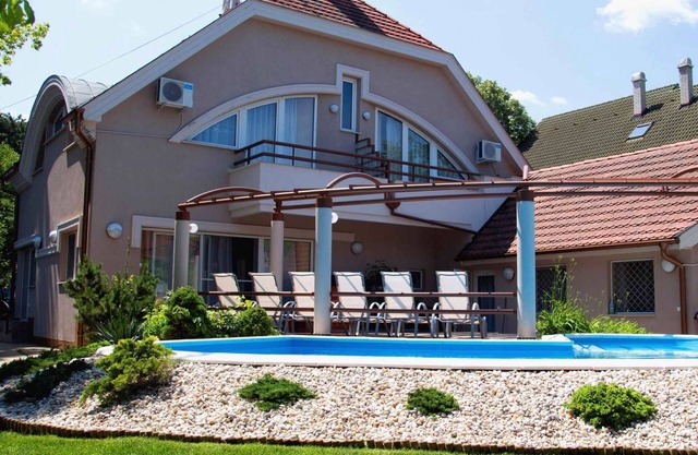 Holiday home with pool and whirlpool only 100 metres from the beach