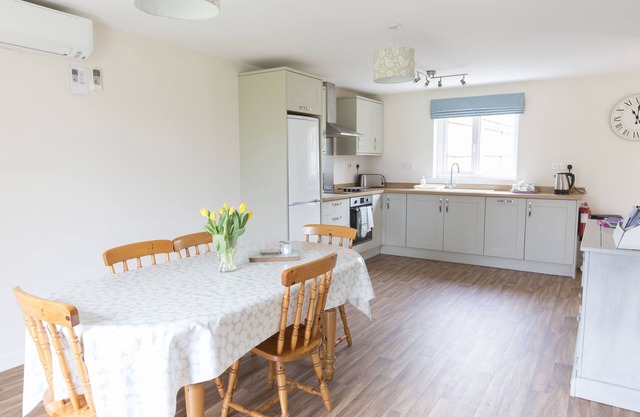 Holiday Home with Pool, Sauna, Gym, Tennis Courts perfect for exploring Norfolk!