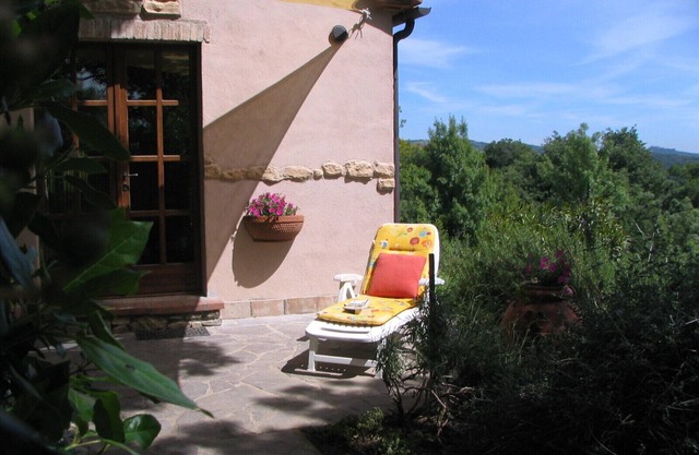 Holiday house for 2 pesons on small Estate with pool, near hot springs