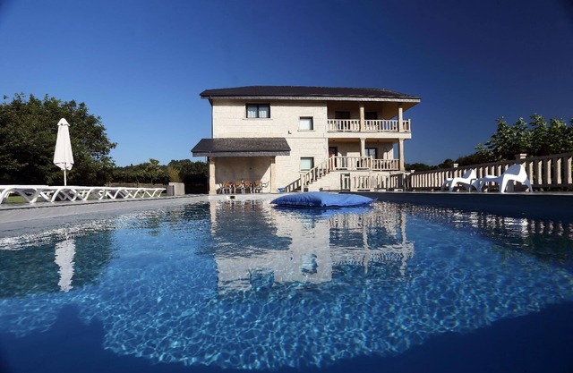 Holiday house Bertamirans for 1 - 12 persons with 6 bedrooms - Holiday house