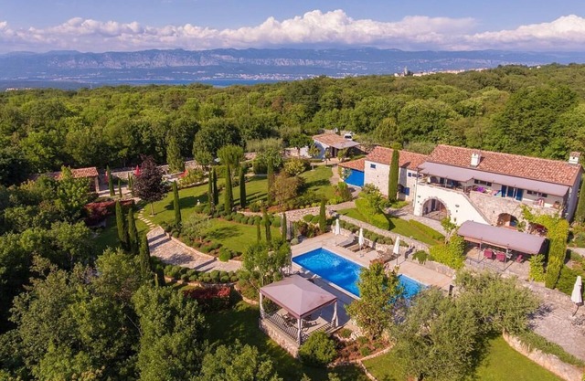 Holiday house Dobrinj for 1 - 4 persons with 2 bedrooms - Twin house