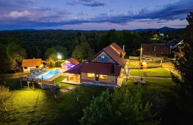 Holiday house Gornje Dubrave for 1 - 7 persons with 3 bedrooms - Row house