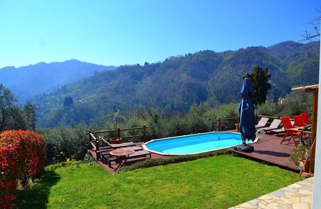 Holiday House in Lucca with Pool & Valley Views
