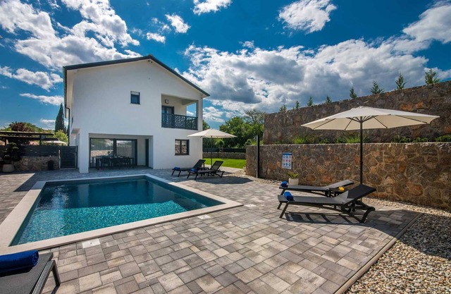 Holiday house TARA & LANA I with heated pool